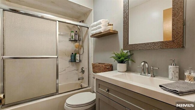 Building Photo - 700 Schuyler Ave