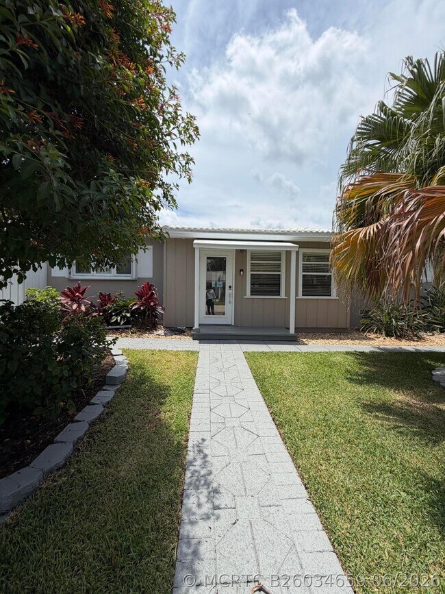 Building Photo - 204 S Seacrest Cir