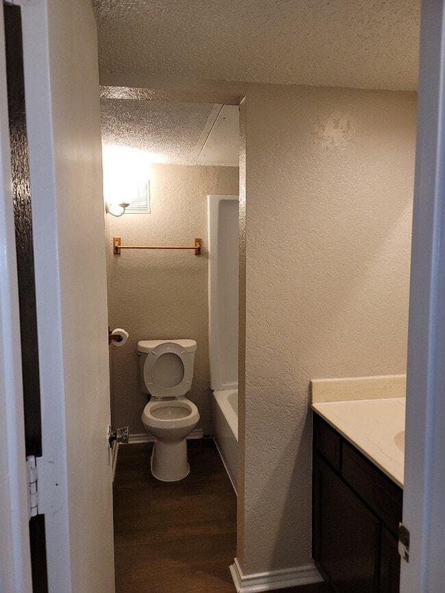 Building Photo - Duplex in Saginaw 2 bedrooms 1 bath