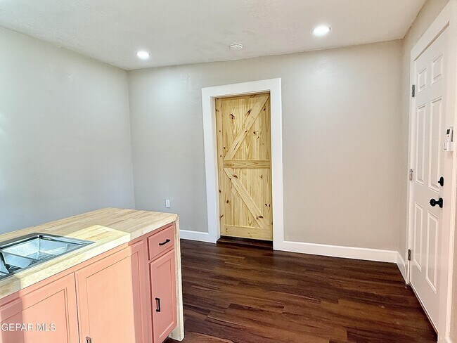 Building Photo - 2929 Grant Ave