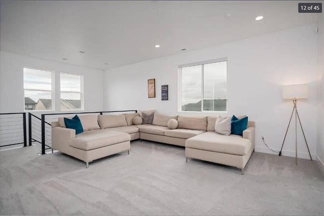 Building Photo - Stunning 5-bedroom, 4.5-bath home