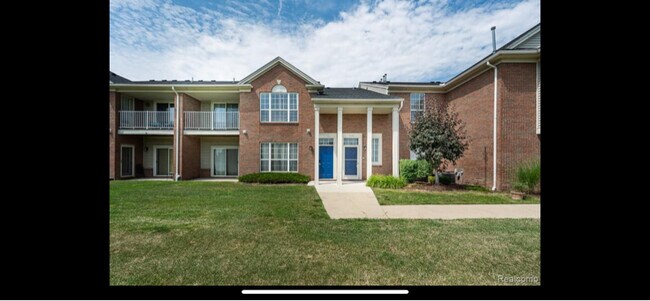 Building Photo - 1 Adler Park Dr W