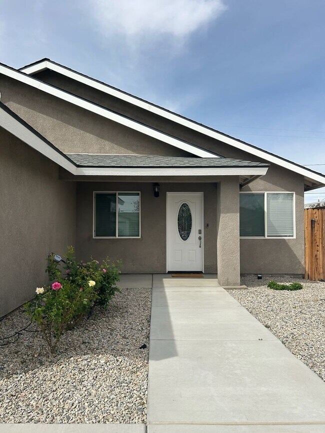 Building Photo - Please contact Vaughn Realty to set up an appointment, 760-446-6561