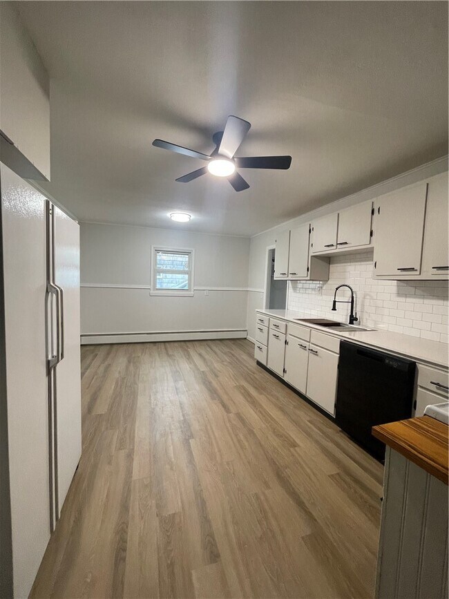 Building Photo - 218 Lynhurst Ave