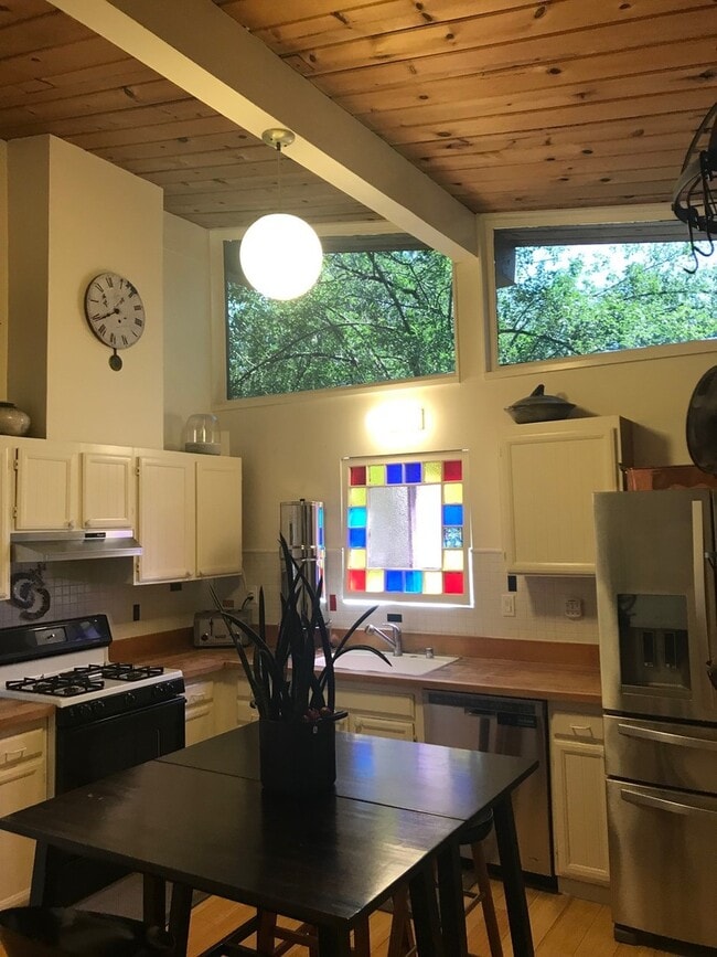 Building Photo - 3+ Bedroom Custom Eastside Home