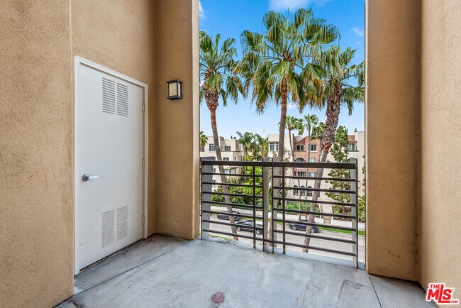 Building Photo - 5831 Seawalk Dr