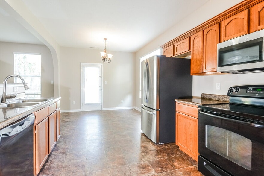 Building Photo - 15559 Old Pond Cir