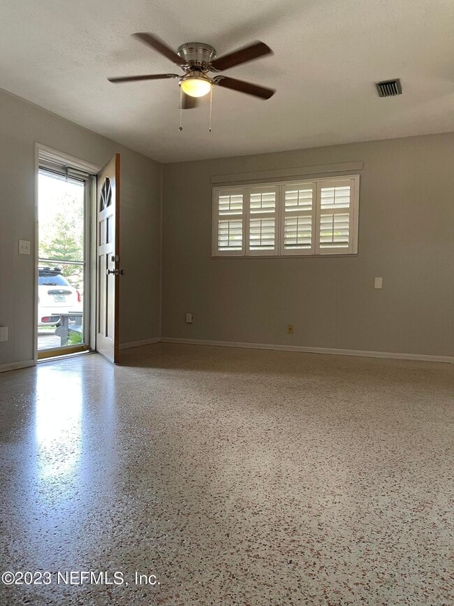 Building Photo - 780 Redfin Dr