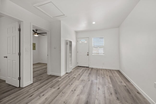 Building Photo - Detached 2 bed!