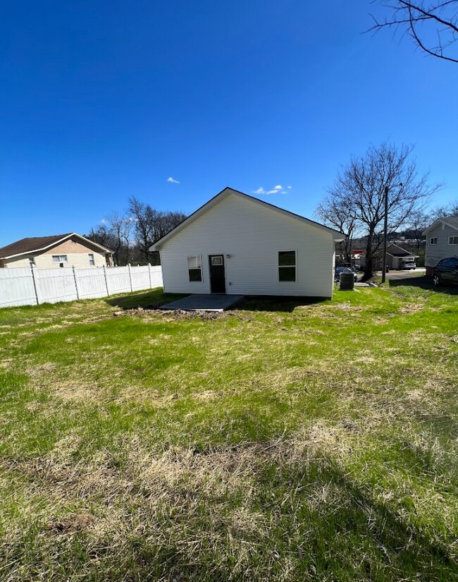 Building Photo - 3615 Lyle Ave