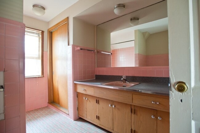 Building Photo - 3259 N Oakland Ave