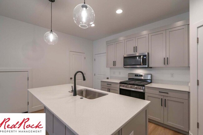 Building Photo - 3 Bedroom Townhome in Washington Fields wi...