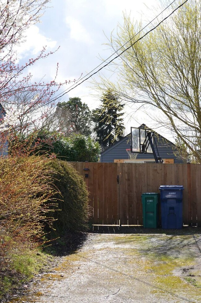 Building Photo - Charming studio ADU with private yard in White Center