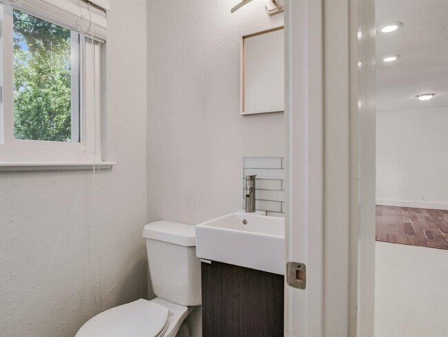 Building Photo - 7617 Eastcrest Dr