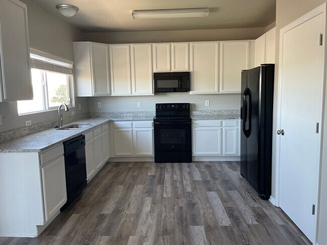 Building Photo - Renovated Home with A/C!