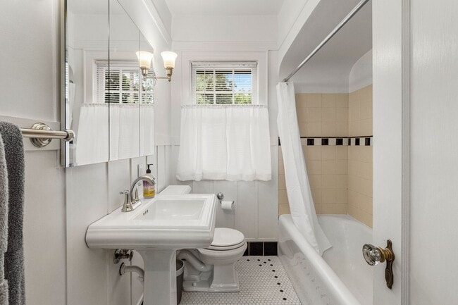 Building Photo - ***MOVE IN SPECIAL $250.00 OFF 1ST FULL MO...