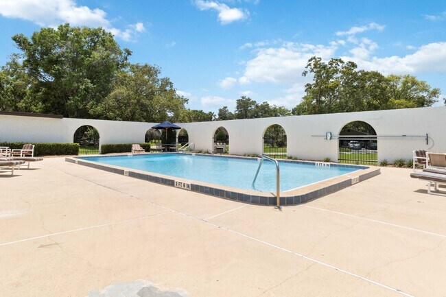 Building Photo - Beautiful Modern 2/1 Townhome in St. Cloud's Pine Lake Villas