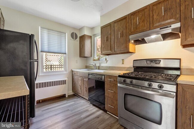 Building Photo - 921 Langley Dr