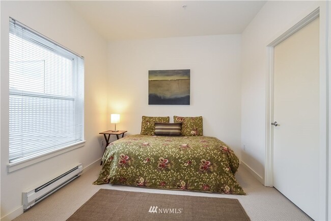 Building Photo - Modern Top-Floor Condo with Stunning Seattle Views