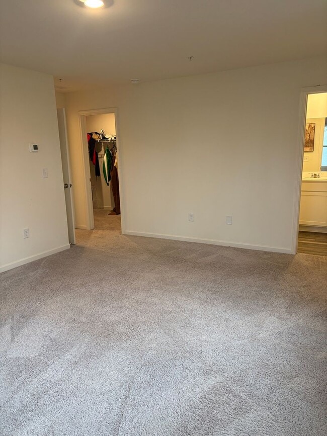 Building Photo - End-Unit Townhouse