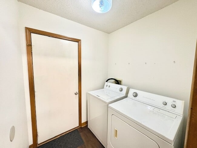 Building Photo - 912 Nutmeg Ave