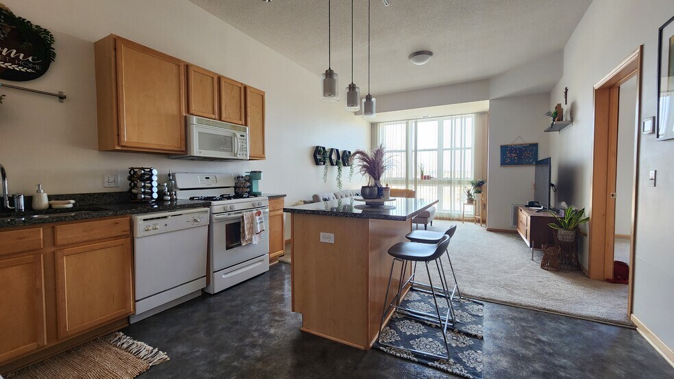 Building Photo - 2650 University Ave W