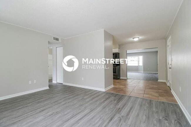 Building Photo - 4 Bedroom Pet-Friendly Home in Apopka, FL with Main Street Renewal