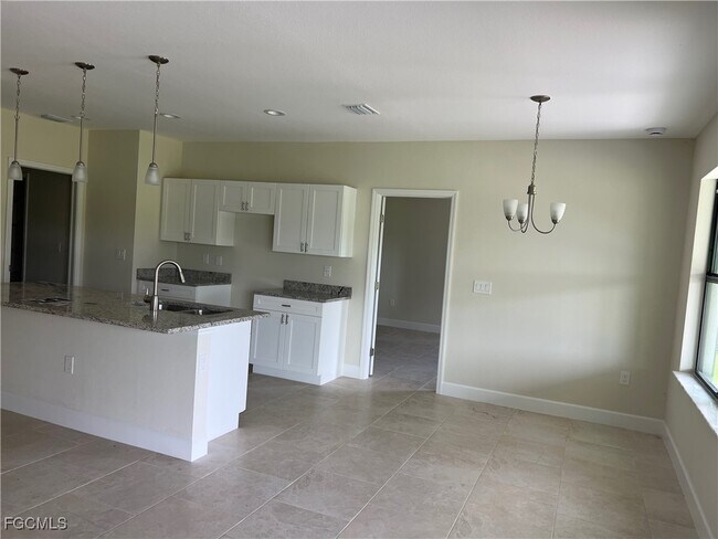 Building Photo - 1302 Sunniland Blvd
