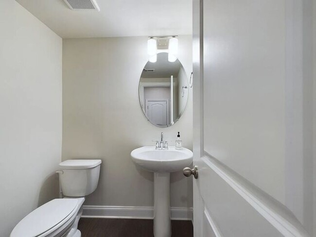 Building Photo - 3 Bed/2.5 Bath Beautiful Newer Constructio...