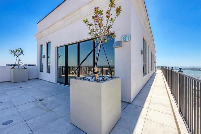Building Photo - 33 S Palm Ave