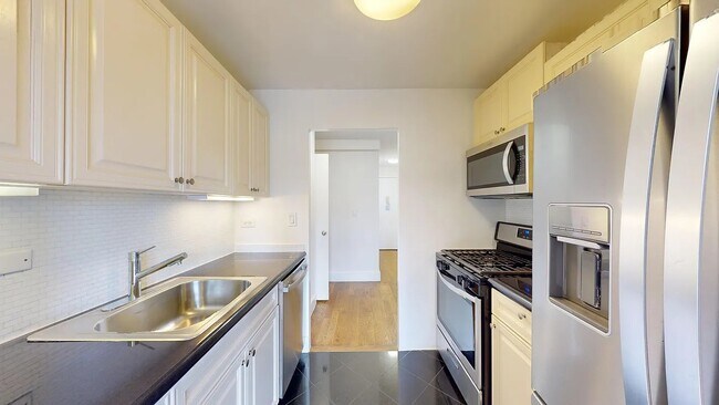 Building Photo - 220 E 63rd St