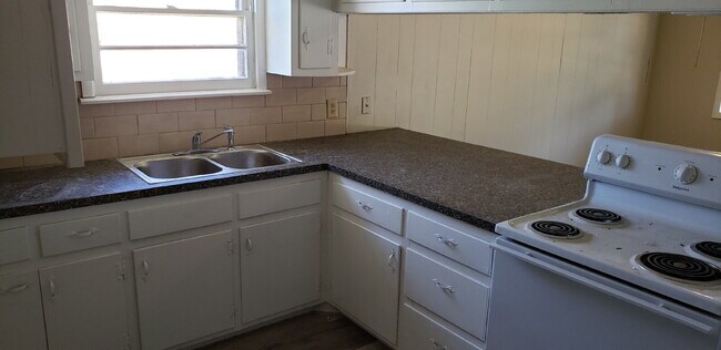 Building Photo - 2/1 recently remodeled close to Tech