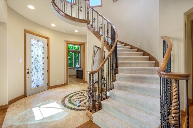 Building Photo - Live the Tuscan Life in Kirkland