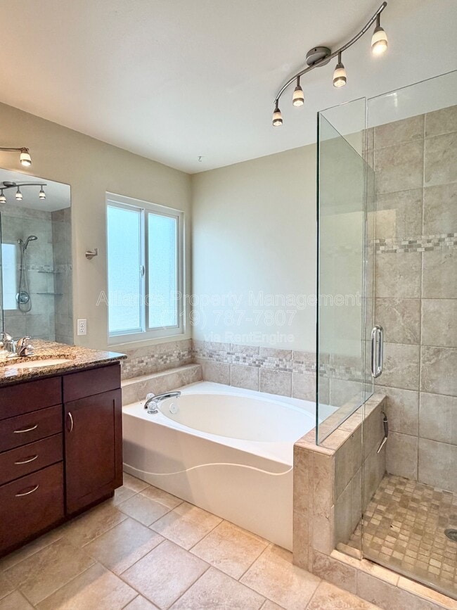 Building Photo - 2825 Dristol Dr