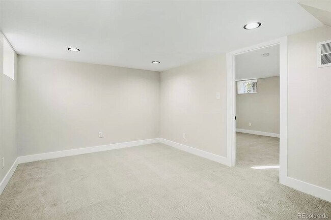 Building Photo - Beautiful 2 Bed 2 Bath With Bonus Living Space in Denver's Clayton Neighborhood