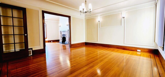 Building Photo - SUPER SPACIOUS, 3 LEVELS, 3 BONUS Rooms-SI...