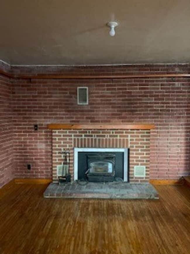 Building Photo - Large 3 BR 2 BA house w beautiful woodwork...