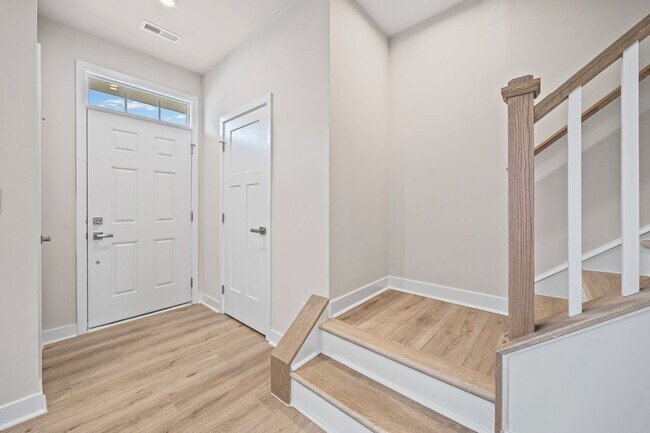 Building Photo - Like new 3-bed, 2.5 bath townhome in Cramerton Mills Parkway!