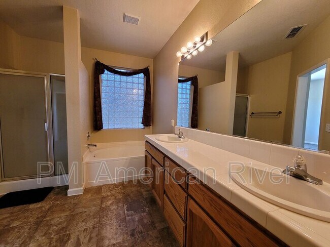 Building Photo - 998 Bay Shore Dr