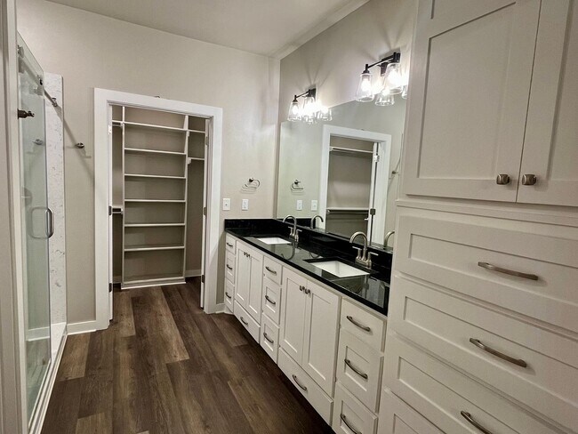 Building Photo - Beautiful 2 Bed 2 Bath! $500 Off First Full Month!!