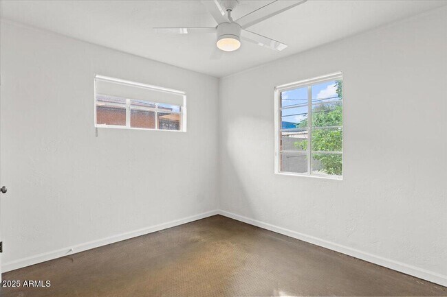Building Photo - 2408 W Weldon Ave