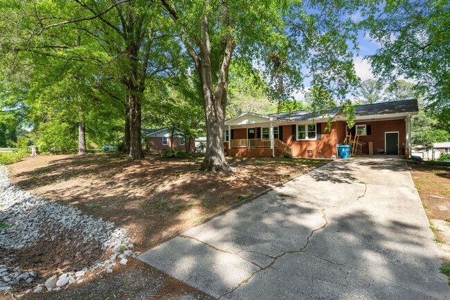 Building Photo - Cozy 3Bed/2Bath with plenty of natural light located in Durham! Enormous backyard is a must see!!