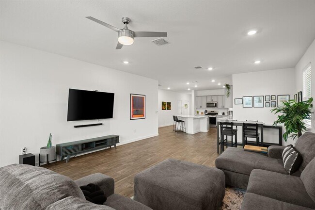 Building Photo - 3024 Egan Dr