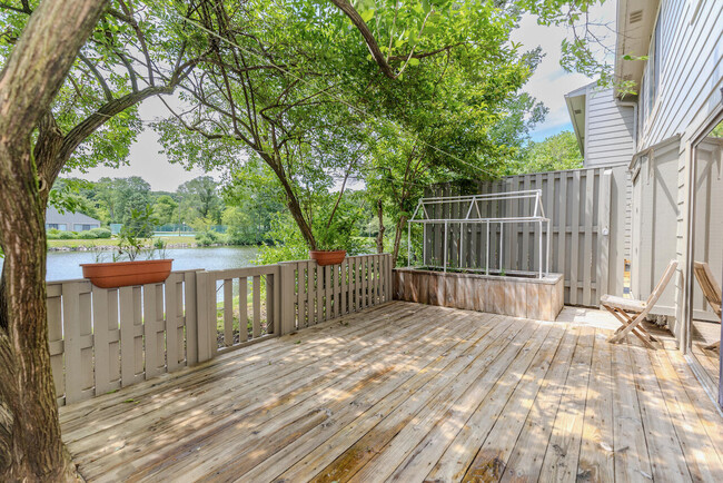 Building Photo - 725 Peninsula Ct