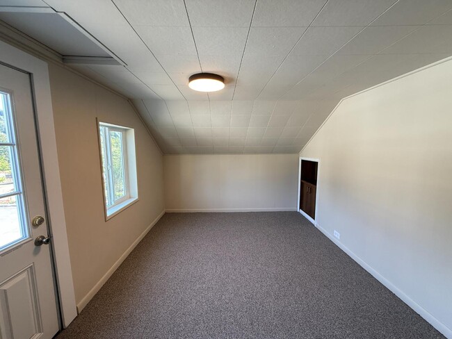 Building Photo - 490 5th Ave