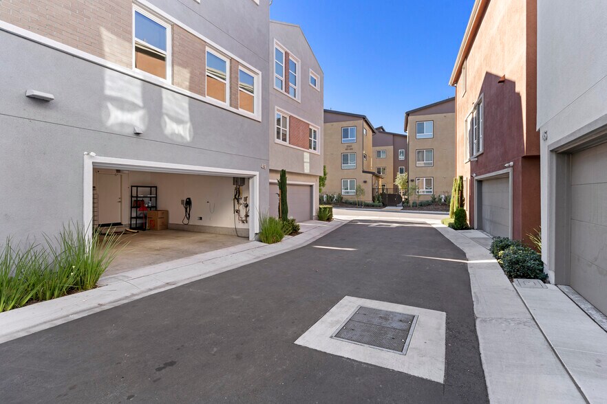 Building Photo - 2700 E Chaucer