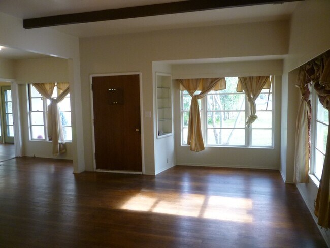 Building Photo - 3 Bedroom plus bonus room! Close to Enloe, CSUC and Downtown
