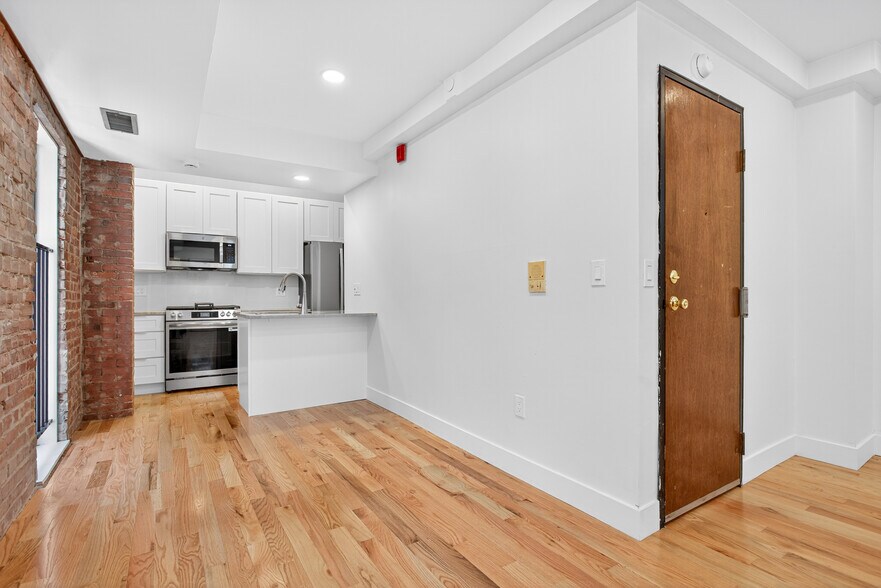 Building Photo - 2213 Green St
