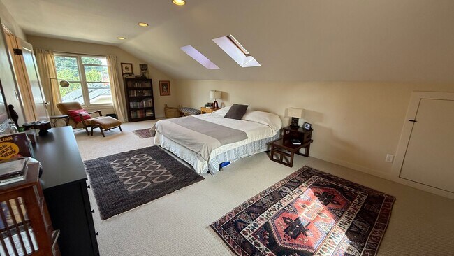 Building Photo - Beautiful Fully Furnished Home in Close-In...
