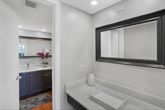 Building Photo - 1717 N Bayshore Dr